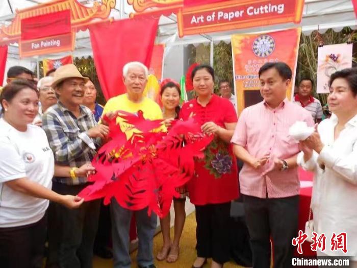 資料圖。吳立喜的剪紙作品受到菲律賓民眾的喜愛。　吳立喜供圖