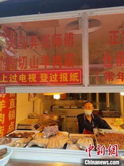 大馬弄里，銷售白切山羊肉的店鋪 謝盼盼 攝
