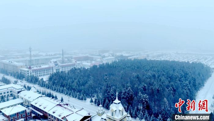 “神州北極”漠河市迎來今年入冬以來首場暴雪?！∩厶炖?攝