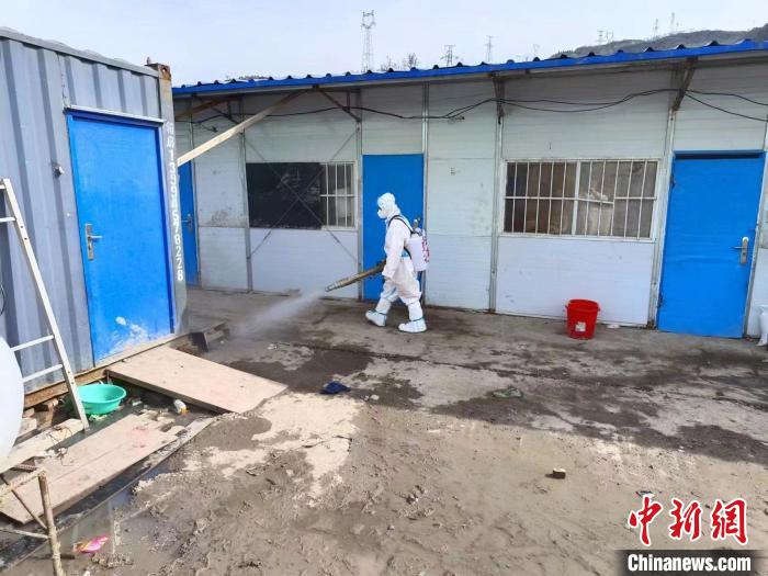 正在進行消殺工作的李曉艷?！±顣云G提供