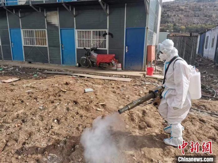 正在進行消殺工作的李曉艷?！±顣云G提供