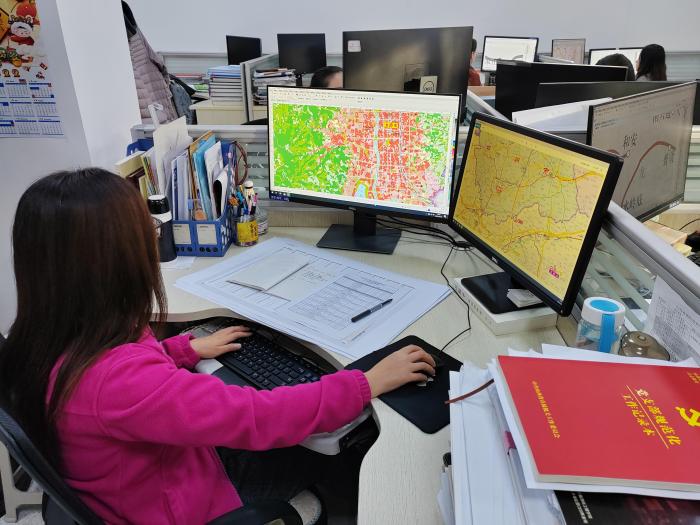 一張紙質(zhì)地圖，制作需要通過測(cè)、編、繪、印四個(gè)步驟。圖為工作人員正在處理外業(yè)調(diào)繪數(shù)據(jù)。　高瑞峰 攝