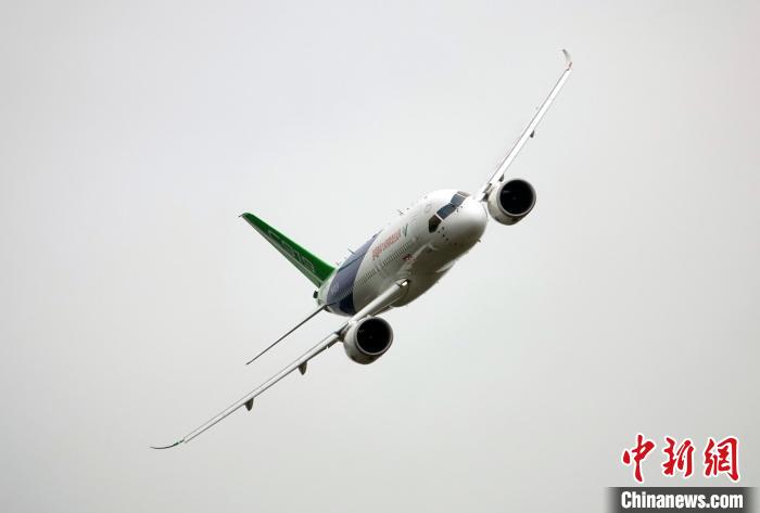 中國(guó)C919大型客機(jī)在航展上進(jìn)行精彩飛行表演。　<a target='_blank' href='/'>中新社</a>記者 孫自法 攝