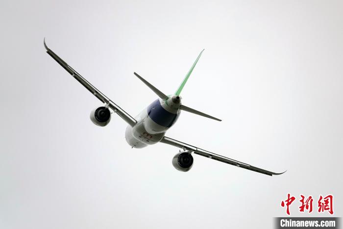 中國(guó)C919大型客機(jī)在航展上進(jìn)行精彩飛行表演。　<a target='_blank' href='/'>中新社</a>記者 孫自法 攝