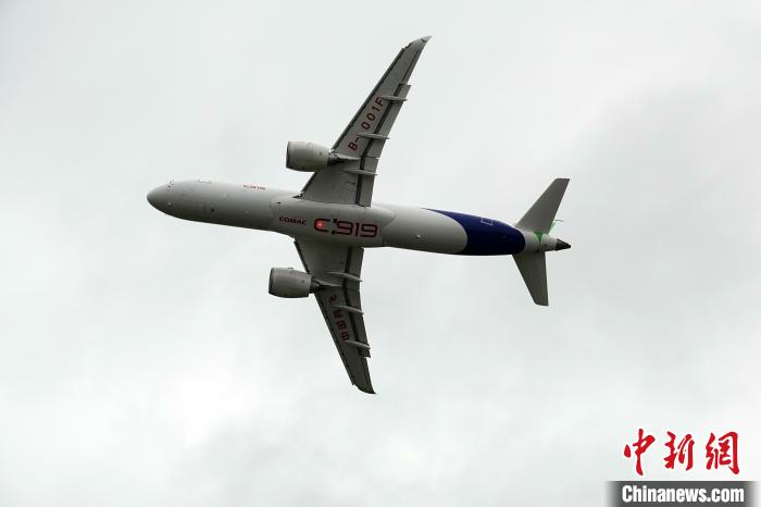 中國(guó)C919大型客機(jī)在航展上進(jìn)行精彩飛行表演?！?lt;a target='_blank' href='/'>中新社</a>記者 孫自法 攝