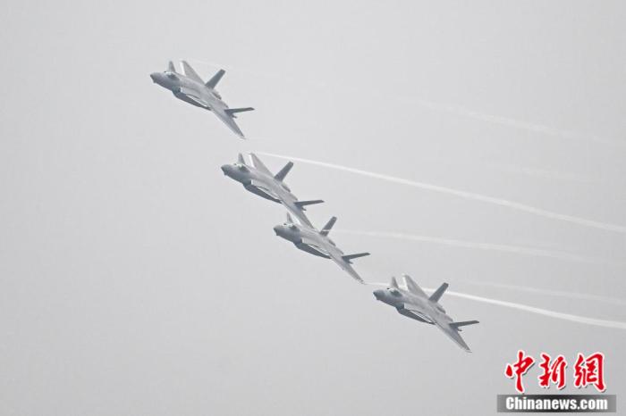 圖為殲-20在航展上表演。