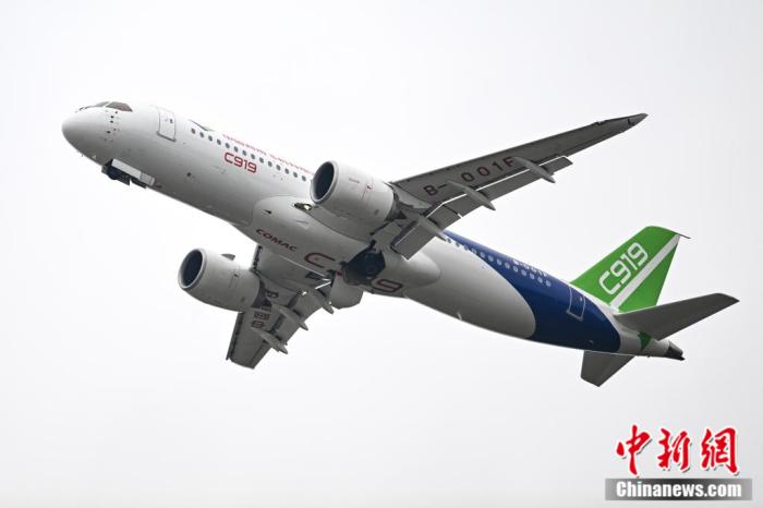 圖為C919在航展上表演。