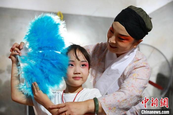 河北省邢臺市任澤區(qū)南路絲弦劇團團員在教當(dāng)?shù)匦∨笥驯硌荨！∷谓?攝