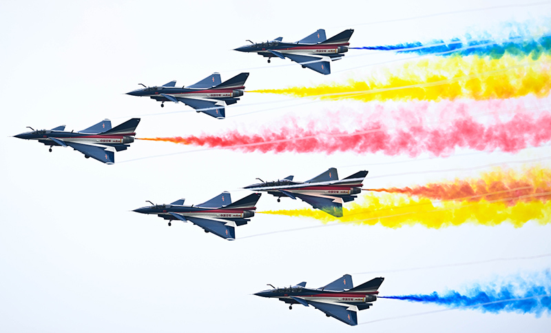 11月8日，第十四屆中國國際航空航天博覽會在廣東珠海開幕，中國空軍八一飛行表演隊進(jìn)行飛行表演。（圖源：新華社）