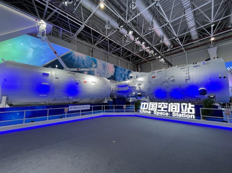 中國空間站組合體展示艙8日在第十四屆中國國際航空航天博覽會上亮相。（圖源：新華社）