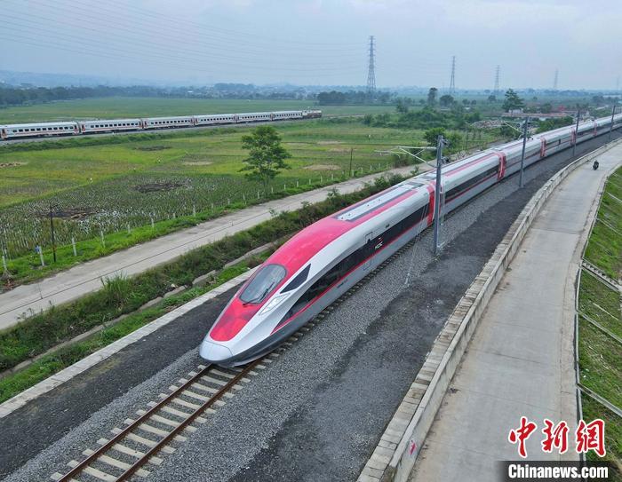 當(dāng)?shù)貢r(shí)間11月9日，隨著一列中國(guó)制造的高速動(dòng)車組緩緩駛出萬隆德卡魯爾站，印尼雅萬高鐵試驗(yàn)段接觸網(wǎng)熱滑試驗(yàn)全面展開。這也是該動(dòng)車組首次在雅萬高鐵線路上亮相。 <a target='_blank' href='/'>中新社</a>發(fā) 李培養(yǎng) 攝
