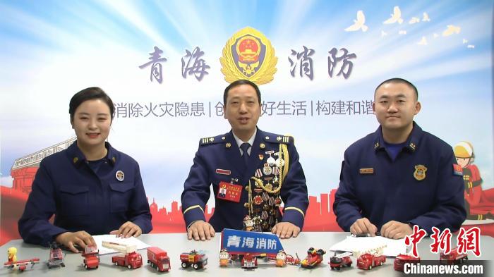 圖為黨的二十大代表巴才洛與網(wǎng)友互動(dòng)交流。　青海消防供圖
