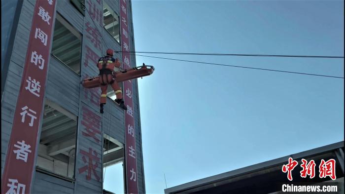 圖為山岳救援科目展示?！∏嗪Ｏ拦﹫D