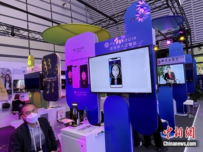 刷臉測試健康狀態(tài)。<a target='_blank' href='/' >中新網(wǎng)</a>記者 吳濤 攝