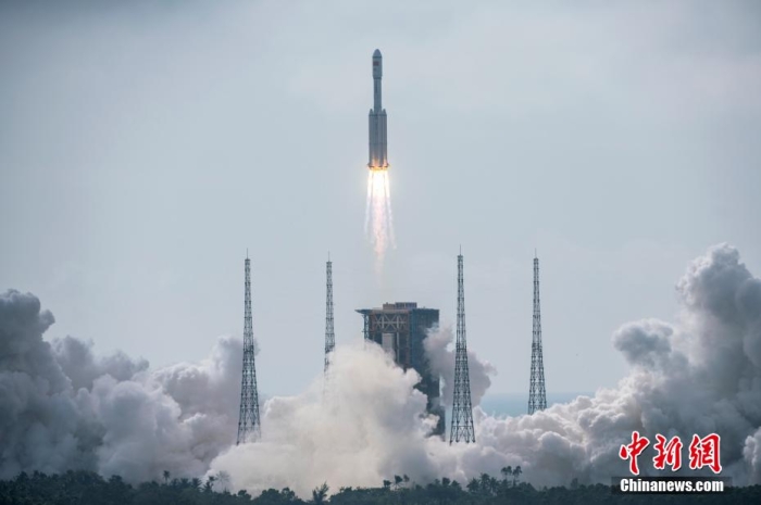 11月12日10時(shí)03分，搭載天舟五號貨運(yùn)飛船的長征七號遙六運(yùn)載火箭，在中國文昌航天發(fā)射場準(zhǔn)時(shí)點(diǎn)火發(fā)射，約10分鐘后，天舟五號貨運(yùn)飛船與火箭成功分離并進(jìn)入預(yù)定軌道，飛船太陽能帆板順利展開工作，發(fā)射取得圓滿成功。后續(xù)，天舟五號貨運(yùn)飛船將與在軌運(yùn)行的空間站組合體進(jìn)行自主快速交會(huì)對接。圖為搭載天舟五號貨運(yùn)飛船的長征七號遙六運(yùn)載火箭點(diǎn)火升空。 駱云飛 攝