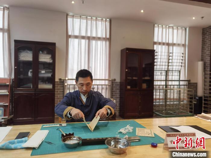 圖為中醫(yī)古籍修復(fù)展示?！≈苎嗔?攝