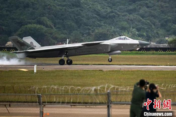 殲-20完成飛行展示后降落在航展現(xiàn)場?！￡愺K旻 攝