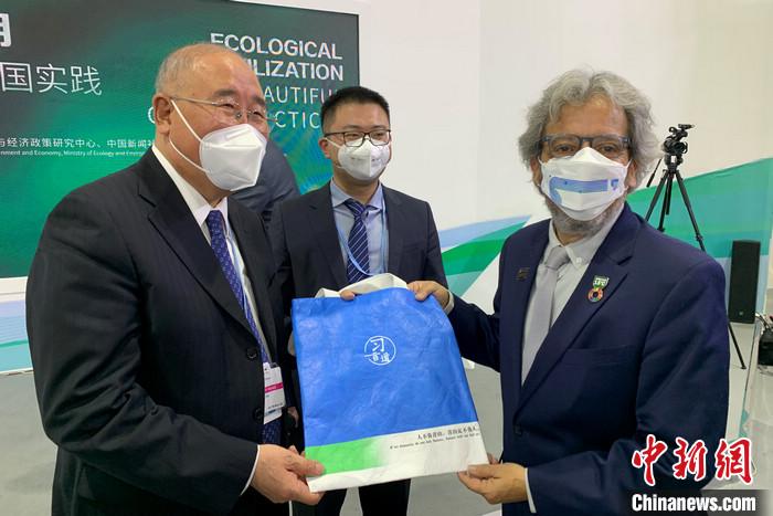 解振華特使向COP20主席、秘魯前環(huán)境部長比達(dá)爾贈(zèng)送“習(xí)言道”紀(jì)念品。<a target='_blank' href='/' >中新網(wǎng)</a>記者 陳天浩 攝