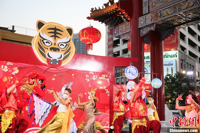 資料圖：2022年1月29日，“點(diǎn)亮耀華力”春節(jié)燈光展在泰國(guó)曼谷唐人街開(kāi)幕，藝術(shù)家們?cè)陂_(kāi)幕式上表演。 <a target='_blank' href='/'>中新社</a>記者 王國(guó)安 攝