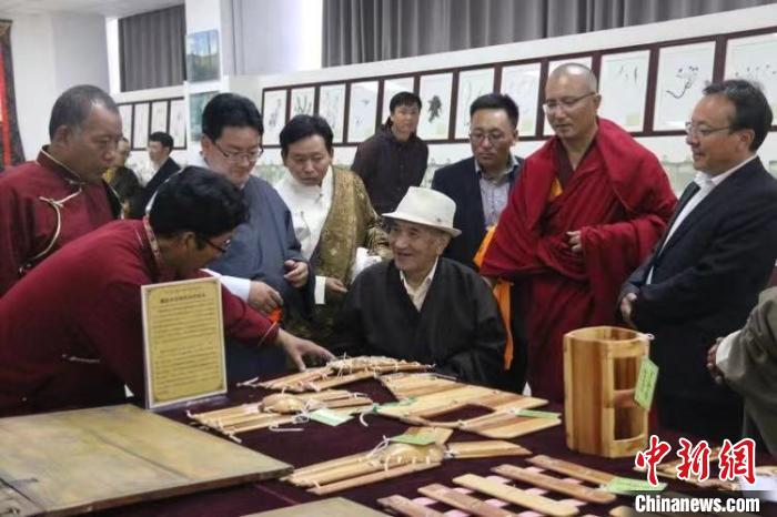 中國唯一一個(gè)蒙古族藏族自治州成立蒙藏醫(yī)藥研究室