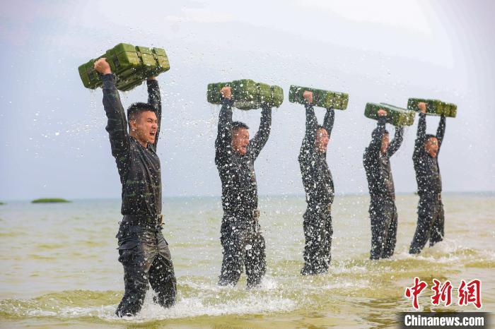 特戰(zhàn)隊員在海水中進行負(fù)重訓(xùn)練?！】追矟?攝