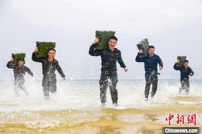 特戰(zhàn)隊員在海水中進行負(fù)重沖刺訓(xùn)練?！】追矟?攝