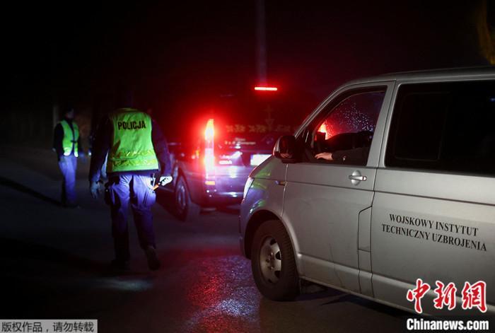 波蘭爆炸發(fā)生后，警車駛過封鎖線。