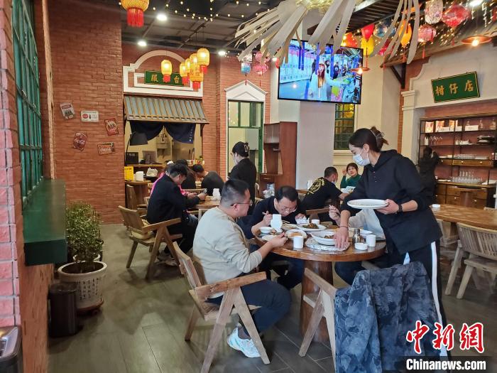 慕名前來的食客絡(luò)繹不絕?！∈茉L者供圖
