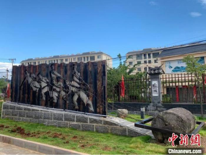 圖為永平縣滇緬公路紀(jì)念館的石碾雕塑?！⌒芗研馈z