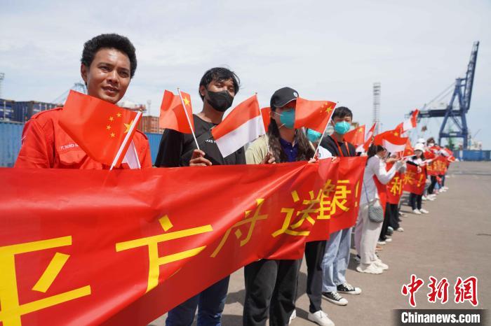 當(dāng)?shù)孛癖姾腿A僑華人代表揮手告別?！O飛 攝