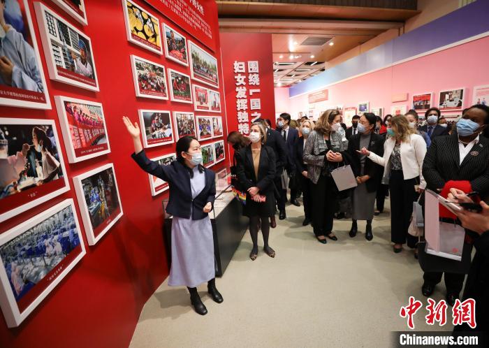 外賓們參觀“新時代的婦女兒童——中國婦女兒童事業(yè)發(fā)展十年成就展”?！≮w雋 攝