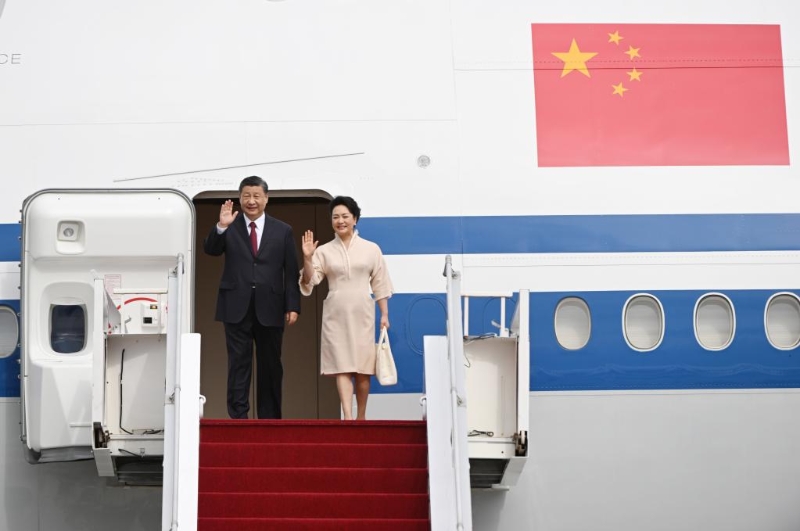 　　這是習(xí)近平和夫人彭麗媛步出專機(jī)艙門。新華社記者 張領(lǐng) 攝