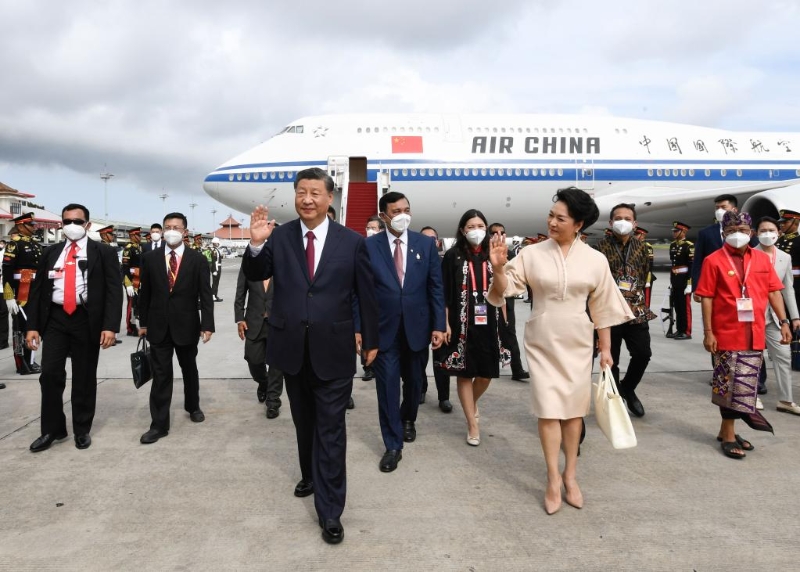 　　這是習(xí)近平和夫人彭麗媛在機(jī)場受到印尼對華合作牽頭人、海洋與投資統(tǒng)籌部部長盧胡特，巴厘省省長科斯特等高級官員熱情迎接。新華社記者 申宏 攝