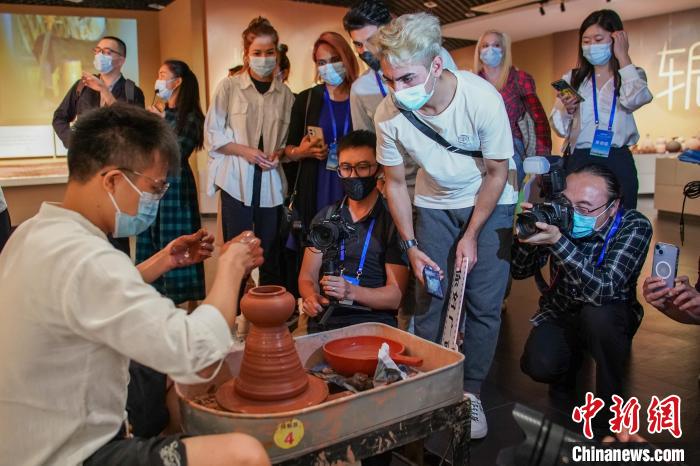 境外媒體代表探訪“中國坭興陶之都”感受“土與火”的藝術