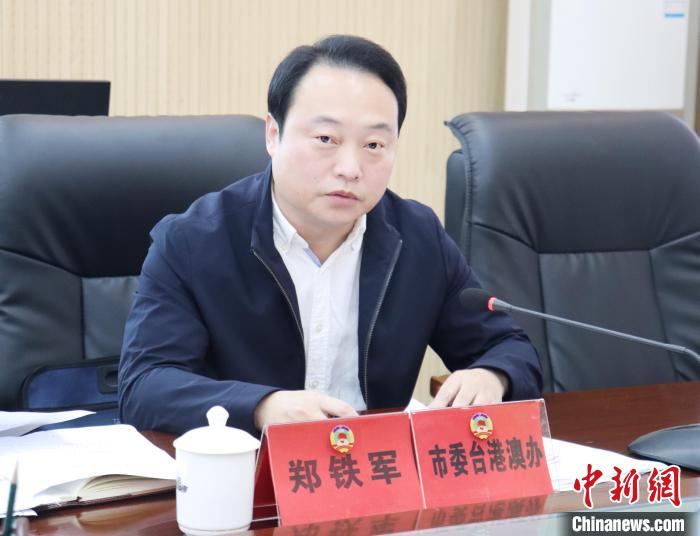 寧德市政協(xié)委員、市委臺(tái)港澳辦主任鄭鐵軍發(fā)言?！×珠派?攝