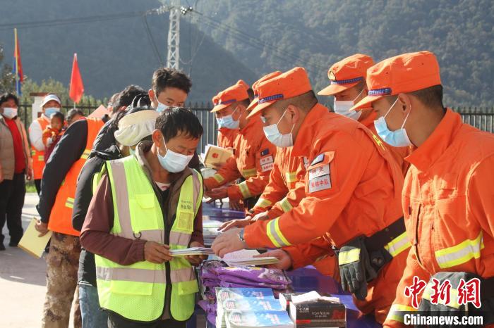 消防員發(fā)放宣傳資料?！钣例?　攝