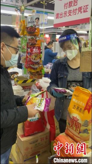 圖為范艷濤(左)在河南鄭州超市采購(gòu)油條膨松劑。　受訪者供圖