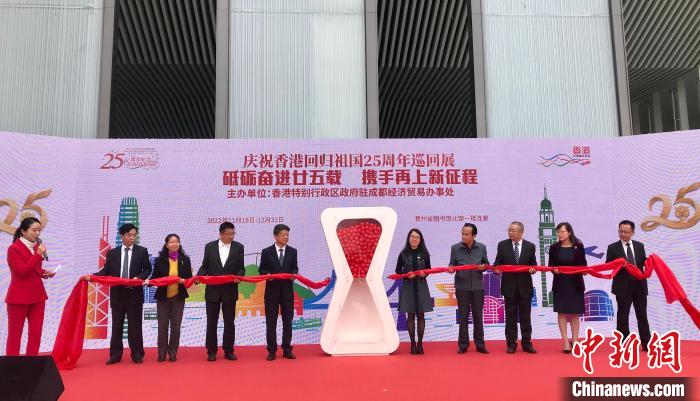 圖為儀式現(xiàn)場。　張偉 攝