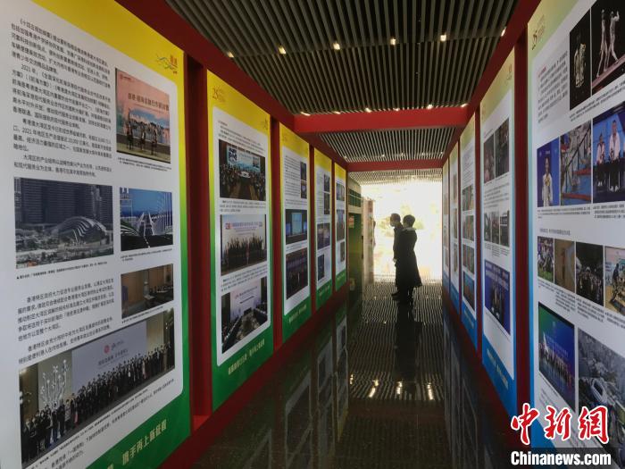 圖為貴陽市民參觀巡回展?！垈?攝