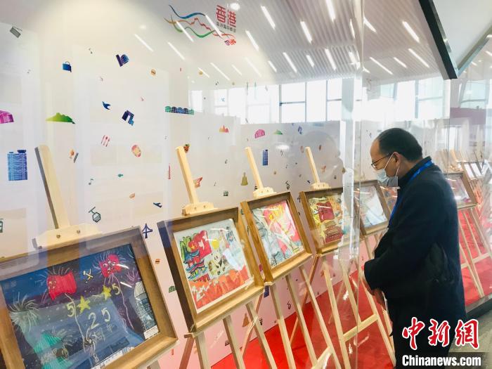 貴陽市民參觀畫展?！垈?攝