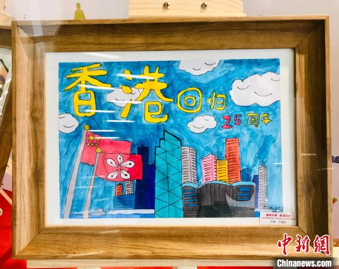圖為畫展展出的畫作?！垈?攝