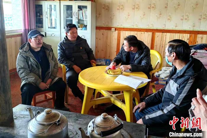 圖為郭守財(cái)(右二)入戶走訪?！偛炜h委組織部供圖