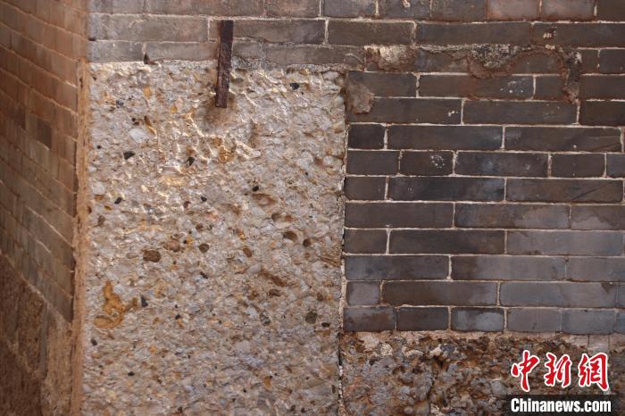 圖為倪辛莊村清代民居建筑房角建有石柱?！⊥蹩∑?攝