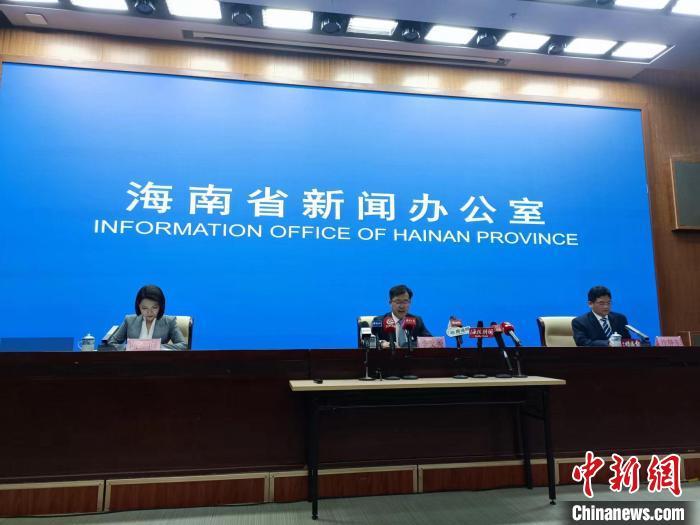 海南省新聞辦公室18日舉行新聞發(fā)布會，通報11月6日以來海南疫情情況，圖為發(fā)布會現(xiàn)場。　張月和 攝