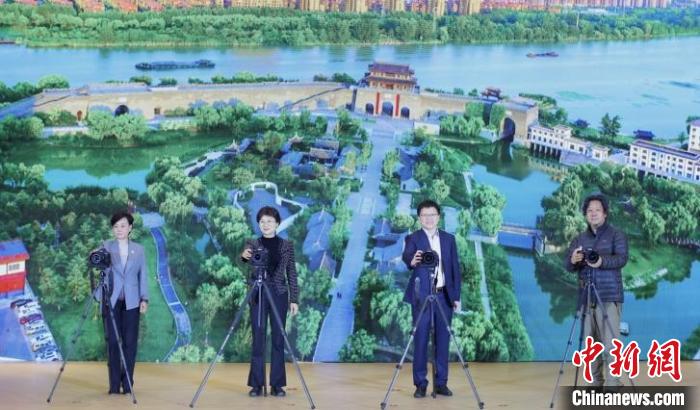 活動現(xiàn)場，舉行了2022水韻宿遷·大運河全國首屆攝影大賽開鏡儀式?！°蟛?攝