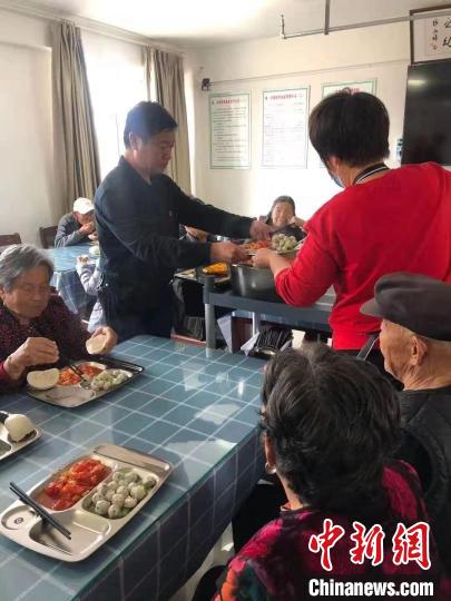 (資料圖)山東淄博從“一餐熱飯”破題養(yǎng)老服務(wù)“最后一公里”?！∈茉L者供圖