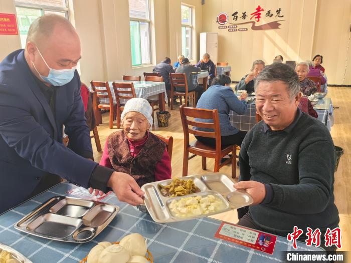 (資料圖)80歲以上的老人，在長(zhǎng)者食堂內(nèi)就餐?！∈茉L者供圖