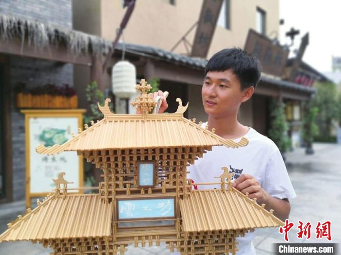 (資料圖)云廷臻創(chuàng)作的扎刻作品?！∈茉L者供圖