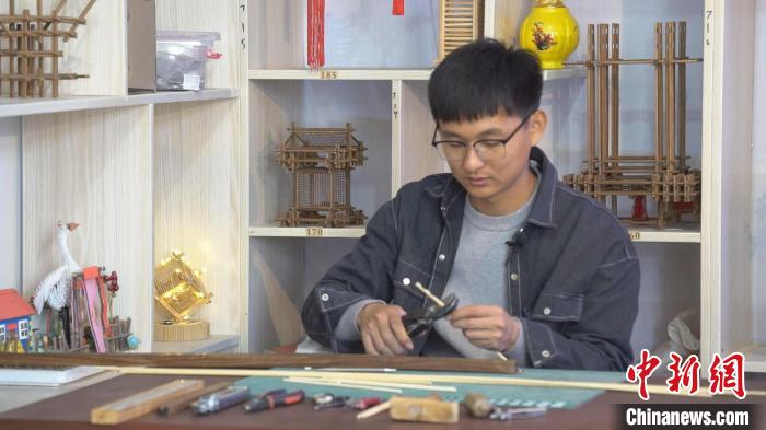 云廷臻正在進行扎刻作品創(chuàng)作?！∈茉L者供圖