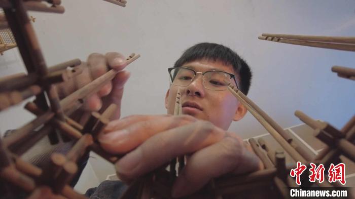 云廷臻正在進行扎刻作品創(chuàng)作?！∈茉L者供圖